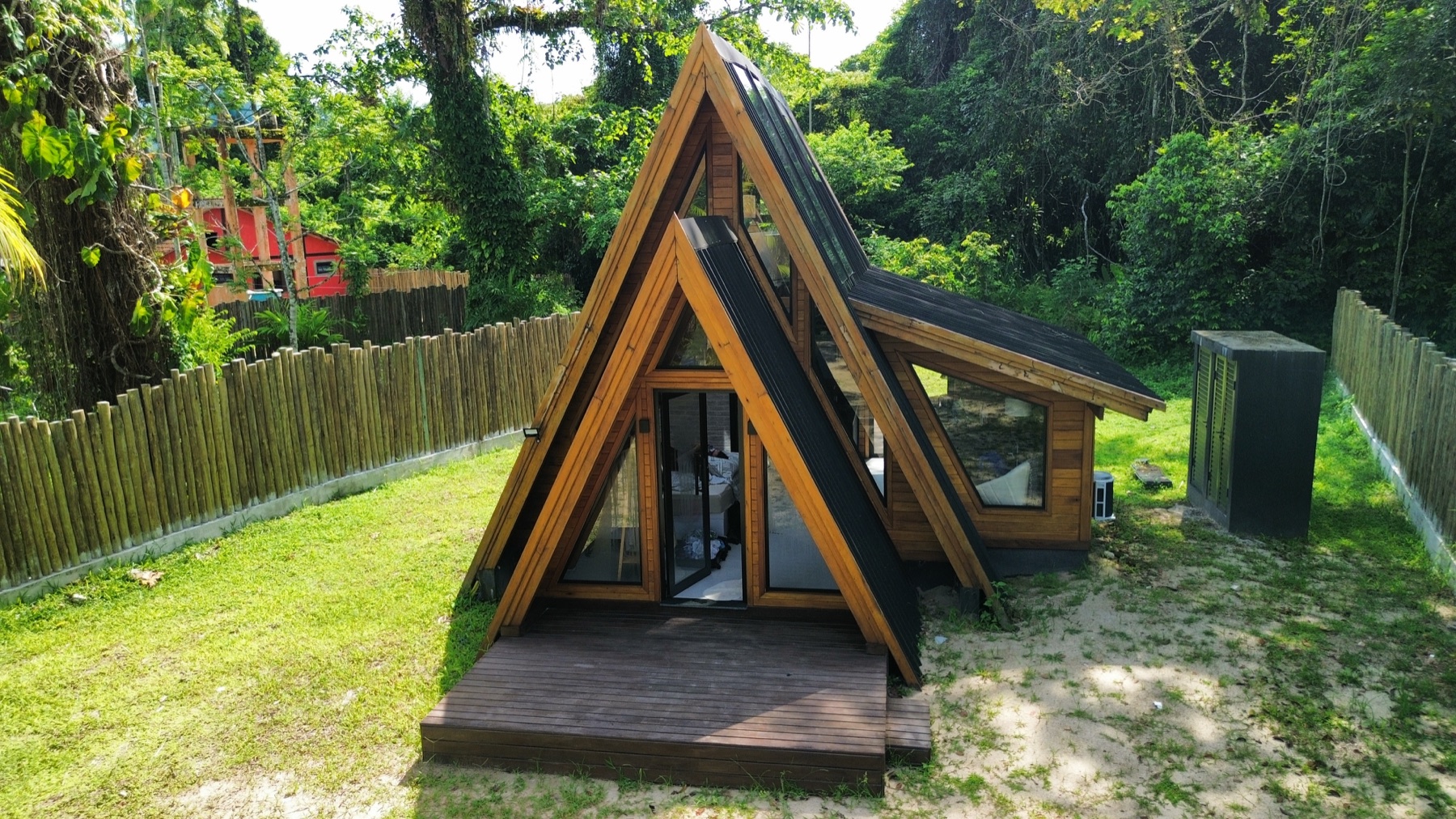 Arquitetura triangular da Cabana Bothain cercada pelo verde